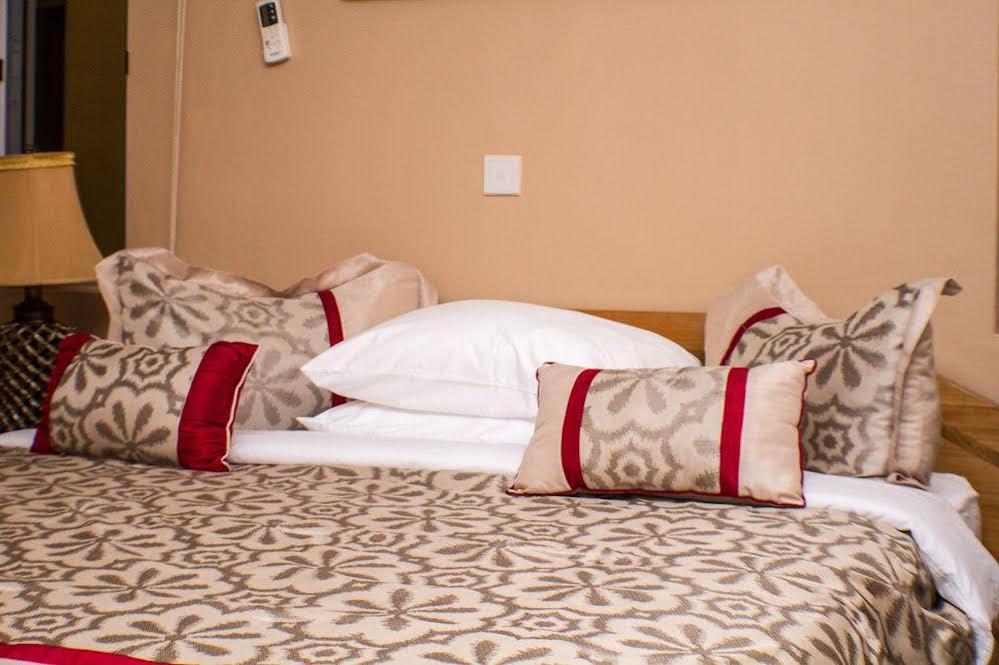 Alma House Hotel Accra Exterior photo